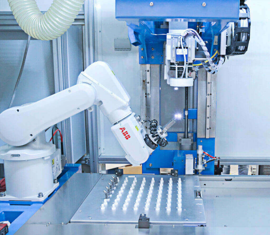 Robot01-1024x892 Marcado láser sobre componentes médicos de cobalto, acero M30NW y titanio TA6V