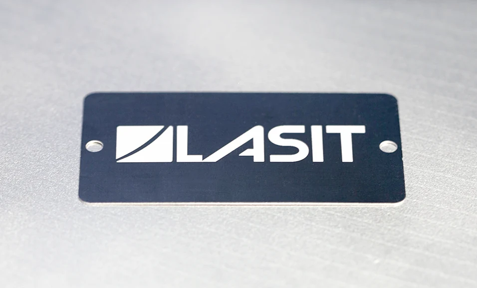 settore-oleodinamico-marcatura-laser-su-targhette Aplicaciones láser