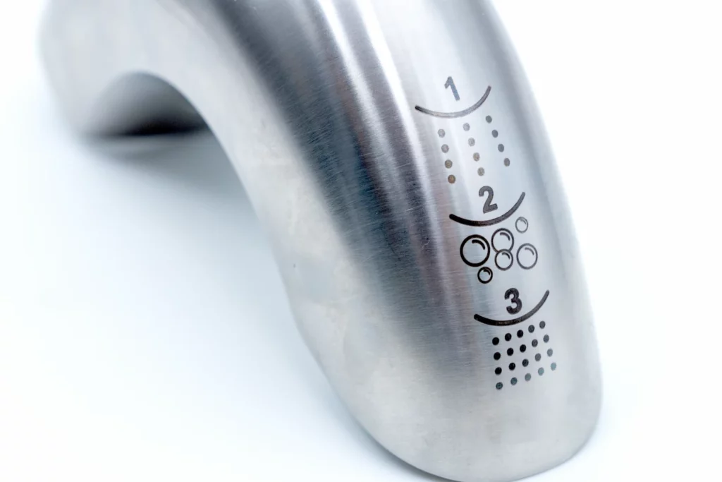 marcatura-laser-nella-rubinetteria-1024x683 Intégration du marquage laser dans les lignes de production automatisées de robinetterie