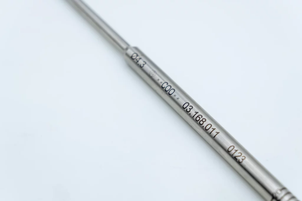 Marcatura-laser-di-precisione-per-il-settore-dentale-2-1024x683 Laser Marking for the Dental Sector: Traceability, UDI and Biocompatibility on Implants, Abutments and Rotating Instruments