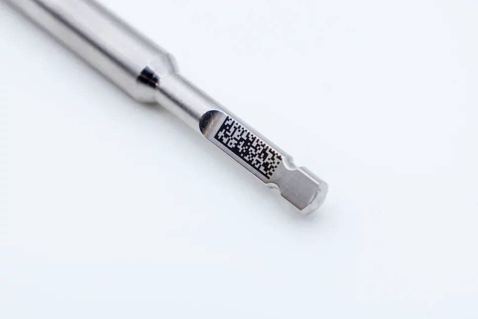 Marcatura-laser-di-precisione-per-il-settore-dentale-3-edited-1 Marquage laser du code UDI dans l’industrie médicale